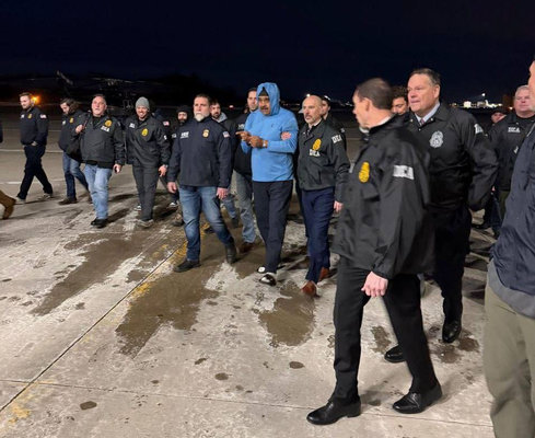 Οι Αμερικανοί συνέλαβαν τον Μαδούρο και θα τον δικάσουν για τρομοκρατία και ναρκωτικά sillipsi-tou-madouro-apo-tous-amerikanous